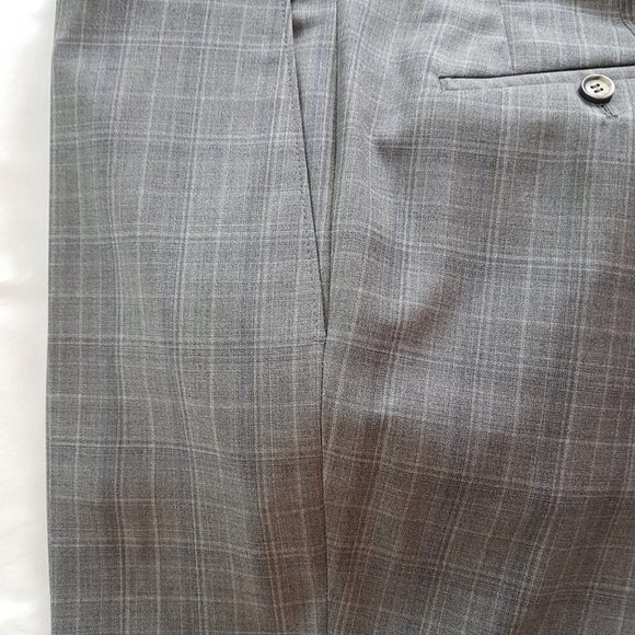 Samuelsohn -Men's Suits - 44 Reg - $525 Each - Picture 6 of 12